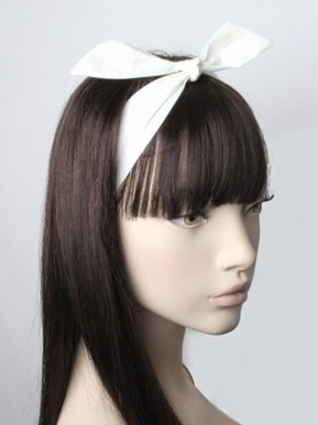 Hair bandeau tied in a bow