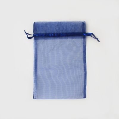 22x15cm. Navy organza bag.
