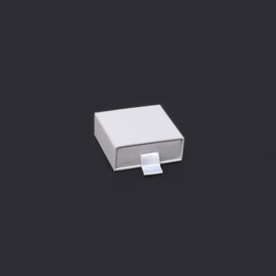 5x5x2cm. White Kraft matchbox style gift box