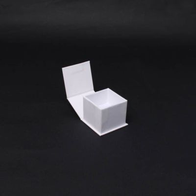 5x5x4.5cm. White kraft gift box. Magnetic closure
