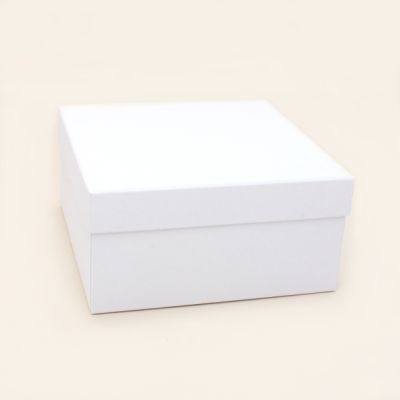 20x20x10cm. NO INSERT. White gift box.