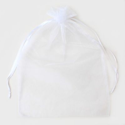 40x28cm. White organza bag.