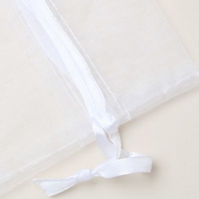 40x28cm. White organza bag.
