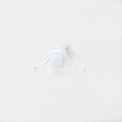 10x7.5cm. White organza bag.