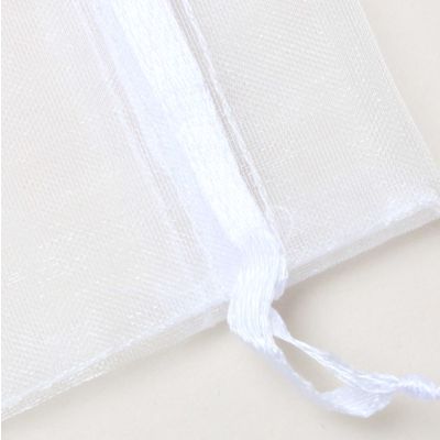 10x7.5cm. White organza bag.