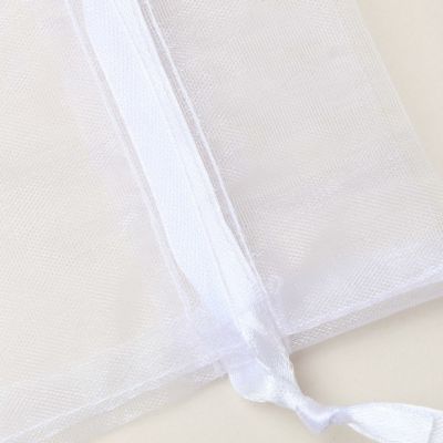 22x15cm. White organza bag.