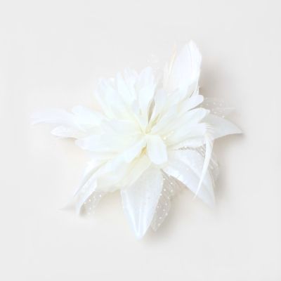 © Style Molly. Cream flower fascinator on a clear comb