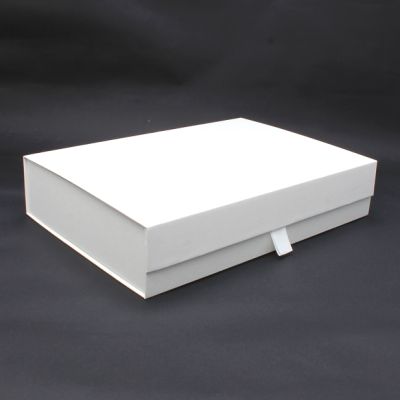 31x22x6.5cm. White fold flat gift box. Magnetic closure