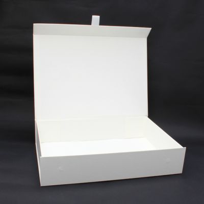 31x22x6.5cm. White fold flat gift box. Magnetic closure