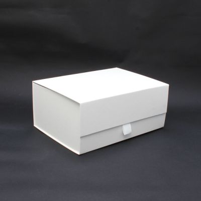 22x16x9.5cm. White fold flat gift box. Magnetic closure