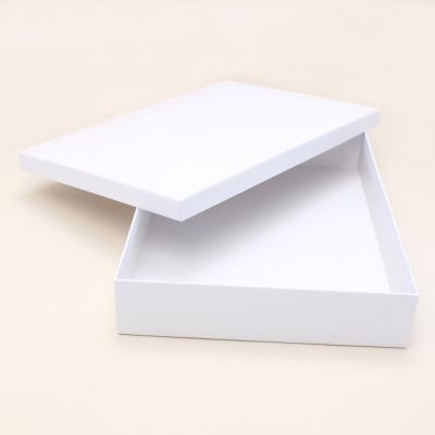 31x21.5x5cm. NO INSERT. White gift box.
