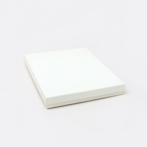 18x14x2cm. Cream gift box. main product photo