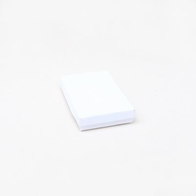 11.5x7.5x2cm. White gift box.