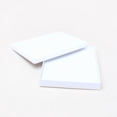 18x14x2.2cm. White gift box.