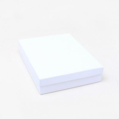 18x14x4cm. White gift box.