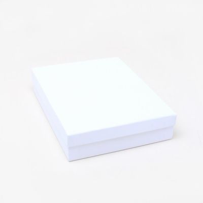 18x14x4cm. White gift box.