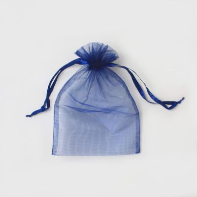 22x15cm. Navy organza bag.