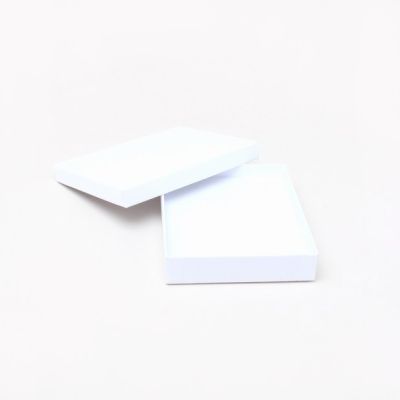 14x11x2.5cm. White gift box.