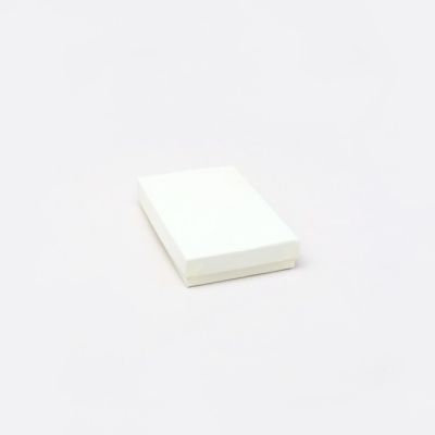 11x7x2.2cm. Cream gift box.