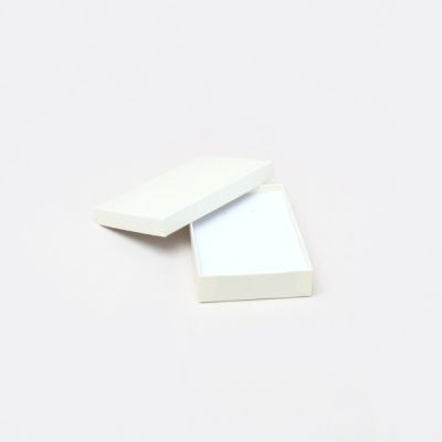 11x7x2.2cm. Cream gift box.