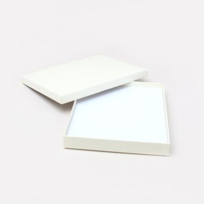 18x14x2cm. Cream gift box.