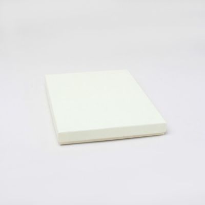 18x14x2.5cm. Cream gift box.