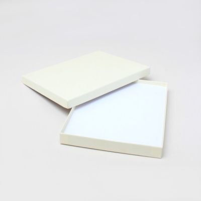 18x14x2.5cm. Cream gift box.