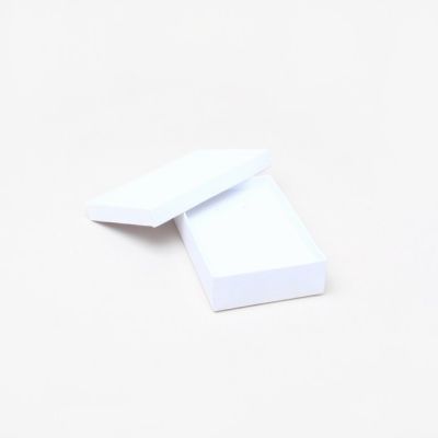 11x7x2.5cm. White gift box.