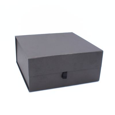 25x25x12cm. Black fold flat gift box. Magnetic closure.