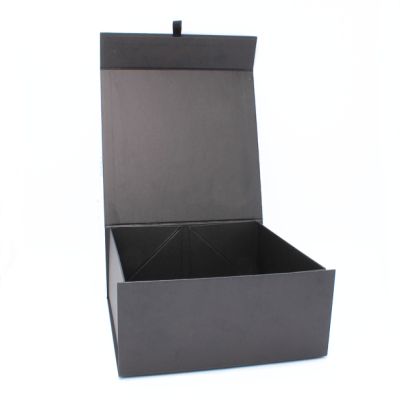 25x25x12cm. Black fold flat gift box. Magnetic closure.