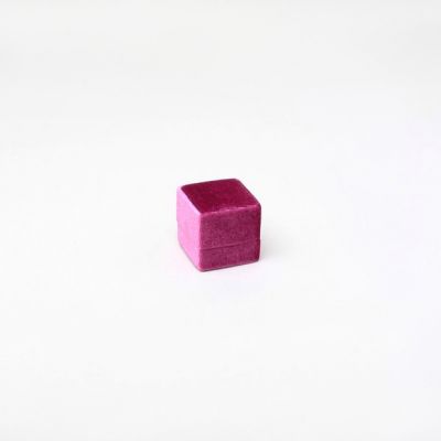 Size: 3.6x3.6x3.6cm Fuchsia pink velvet ring box