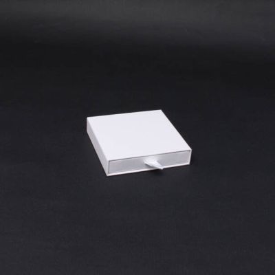 9x9x2cm. White kraft matchbox style gift box