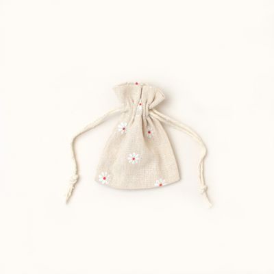 Size: 10x8cm. Daisy print cotton rich gift bag
