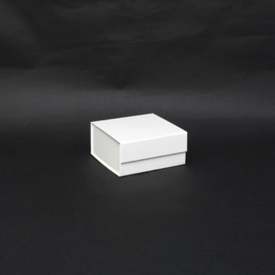 8.5x8.5x4cm. White gift box Magnetic closure