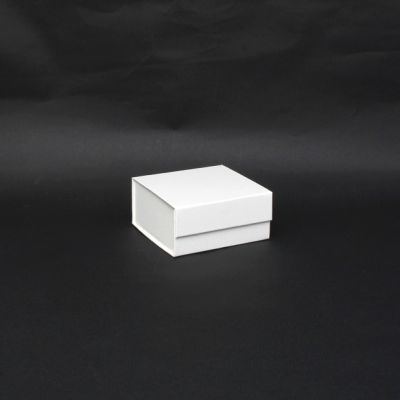 8.5x8.5x4cm. White gift box. Magnetic closure *Please note the sticky tabs may need re-gluing.