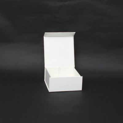 8.5x8.5x4cm. White gift box. Magnetic closure *Please note the sticky tabs may need re-gluing.