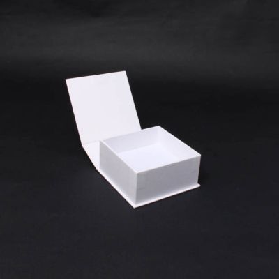 9x9x4.5cm White Kraft gift box. Magnetic closure