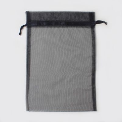 30x21cm. Black organza bag.