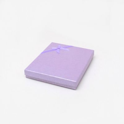 Size: 17.5x14x2.5cm Coloured paper gift box.