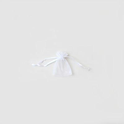 7x5cm. White organza bag.