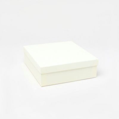 Tiara box. 16x15x5cm. Cream gift box.