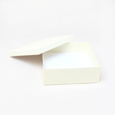 Tiara box. 16x15x5cm. Cream gift box.