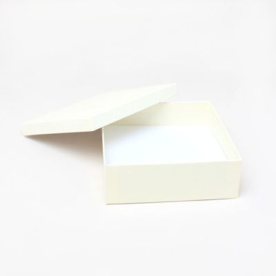 Tiara box. 16x15x5cm. Cream gift box.