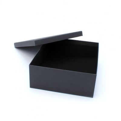 Tiara box. 20x17x7cm. Black gift box.