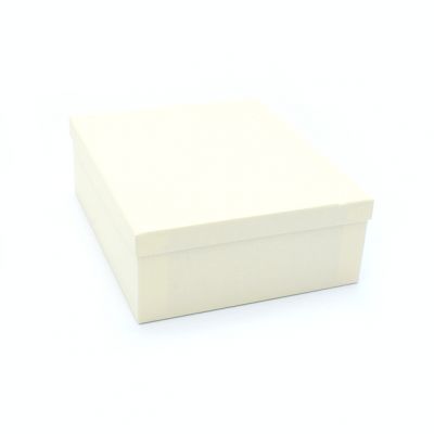 Tiara box. 20x17x7cm. Cream gift box