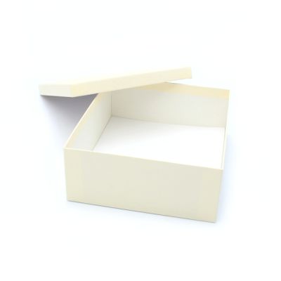 Tiara box. 20x17x7cm. Cream gift box