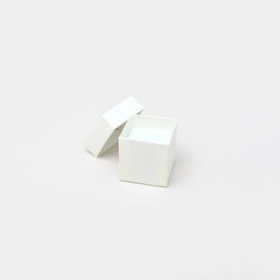 Ring box. 5x5x5cm. Cream gift box.