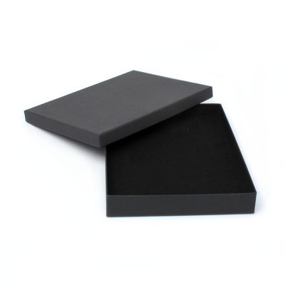 18x14x2.5cm. Black gift box.