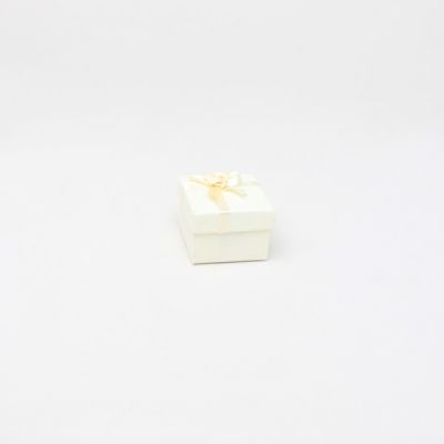 Ring Box. 5x5x3.5cm. Ivory ring box with bow*