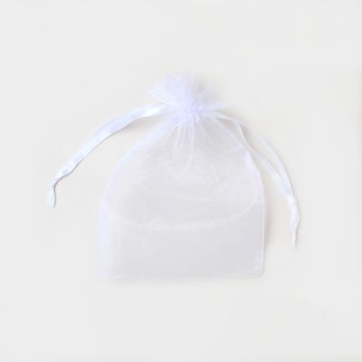 22x15cm. White organza bag.
